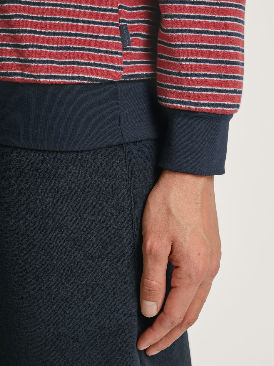 Herren-Model trägt Frottee Pyjama aus Baumwolle in Rot, Gestreift aus Serie Relax Terry von CALIDA, Detail