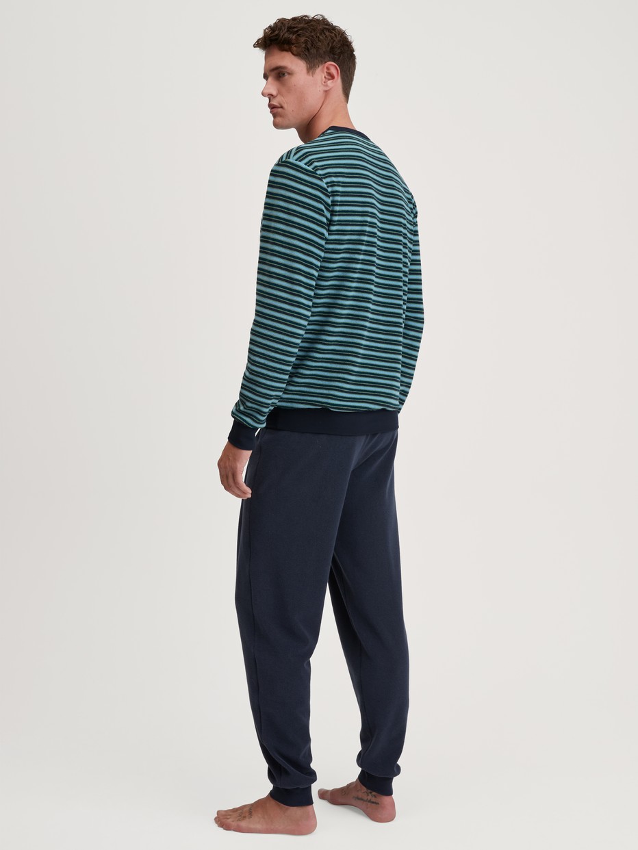 Herren-Model trägt Frottee Pyjama aus Baumwolle in Blau, Gestreift aus Serie Relax Terry von CALIDA, Rückansicht