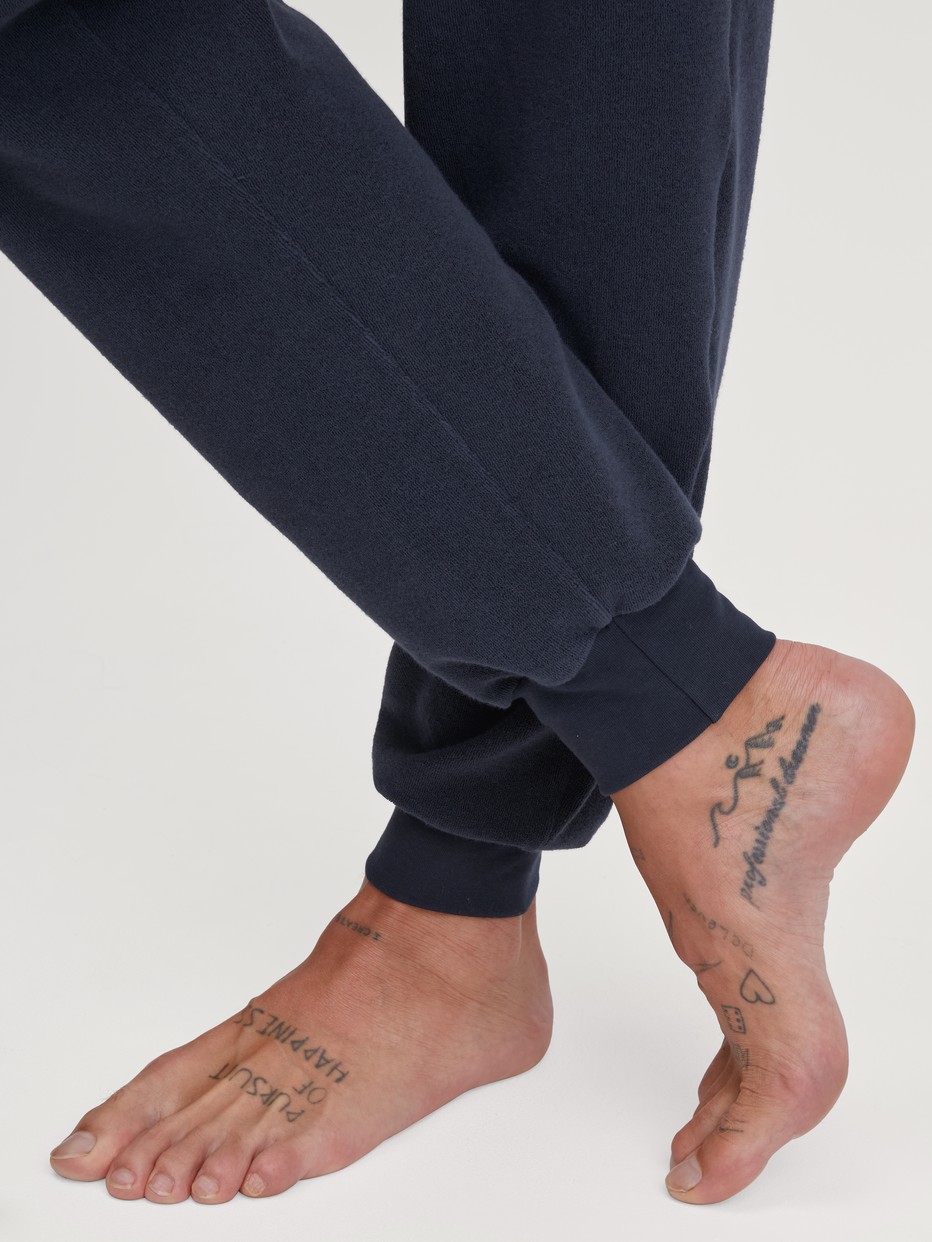 Herren-Model trägt Frottee Pyjama aus Baumwolle in Blau, Gestreift aus Serie Relax Terry von CALIDA, Detail