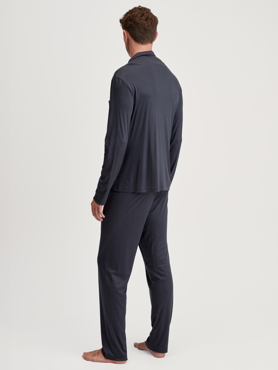 Herren-Model trägt Pyjama mit Knöpfen aus TENCEL™ in Grau, Einfarbig aus Serie Relax Silk von CALIDA, Rückansicht