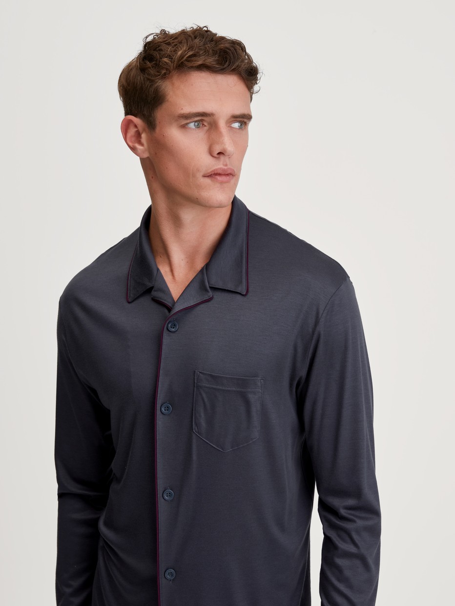Herren-Model trägt Pyjama mit Knöpfen aus TENCEL™ in Grau, Einfarbig aus Serie Relax Silk von CALIDA, Zusatzbild