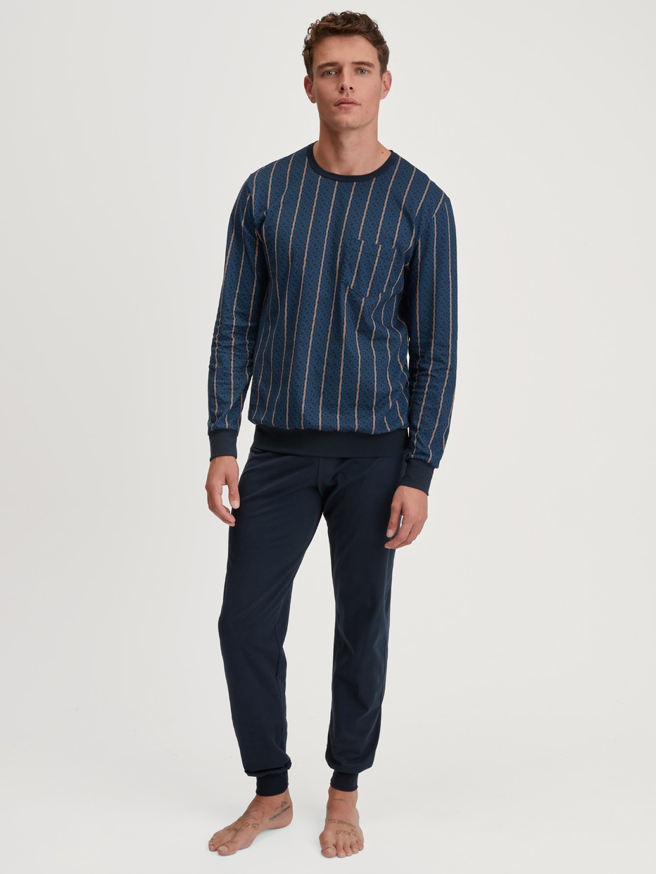 Herren-Model trägt Bündchen-Pyjama aus 100% Baumwolle in Blau, Gestreift aus Serie Relax Imprint 1 von CALIDA, Vorderansicht
