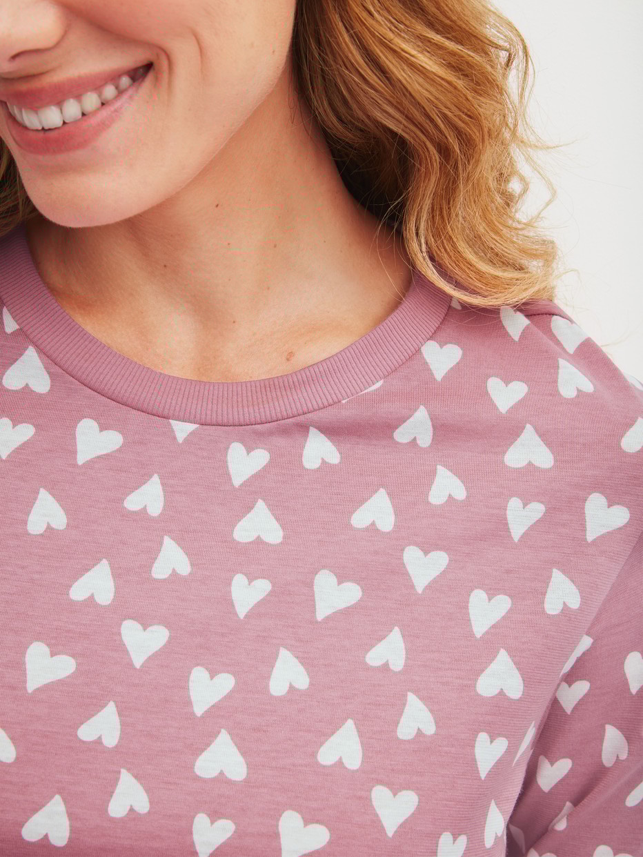 Damen-Model trägt Capri-Pyjama aus 100% Baumwolle in Rosa, Gemustert aus Serie Cotton Special von CALIDA, Detail