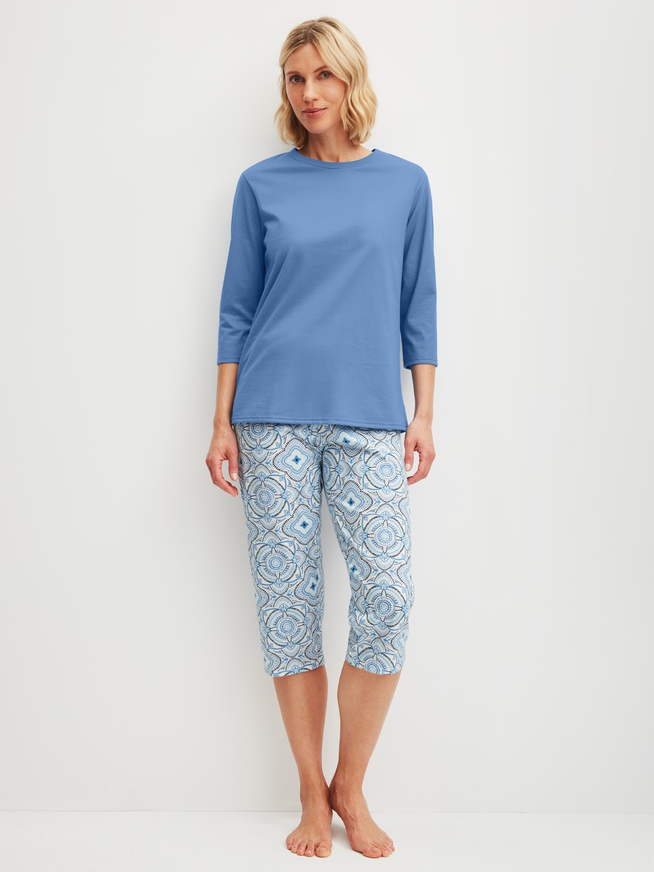 La modella / Il modello Donna indossa Pigiama capri in 100% cotone di colore Blu, Modello, della serie Cotton Special di CALIDA, Vista frontale