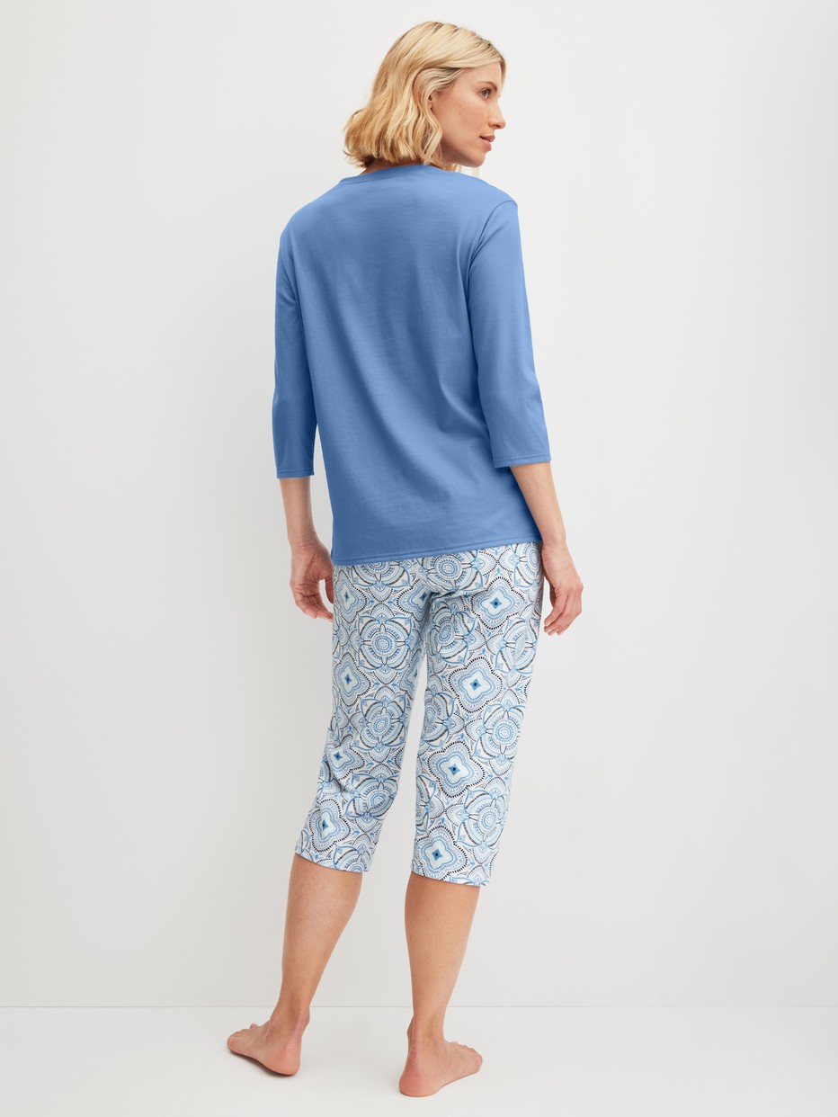 La modella / Il modello Donna indossa Pigiama capri in 100% cotone di colore Blu, Modello, della serie Cotton Special di CALIDA, Vista posteriore