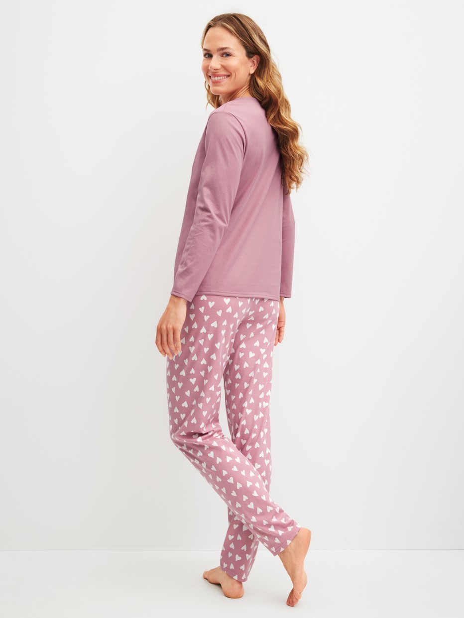 Damen-Model trägt Pyjama, lang aus 100% Baumwolle in Rosa, Gemustert aus Serie Cotton Special von CALIDA, Rückansicht