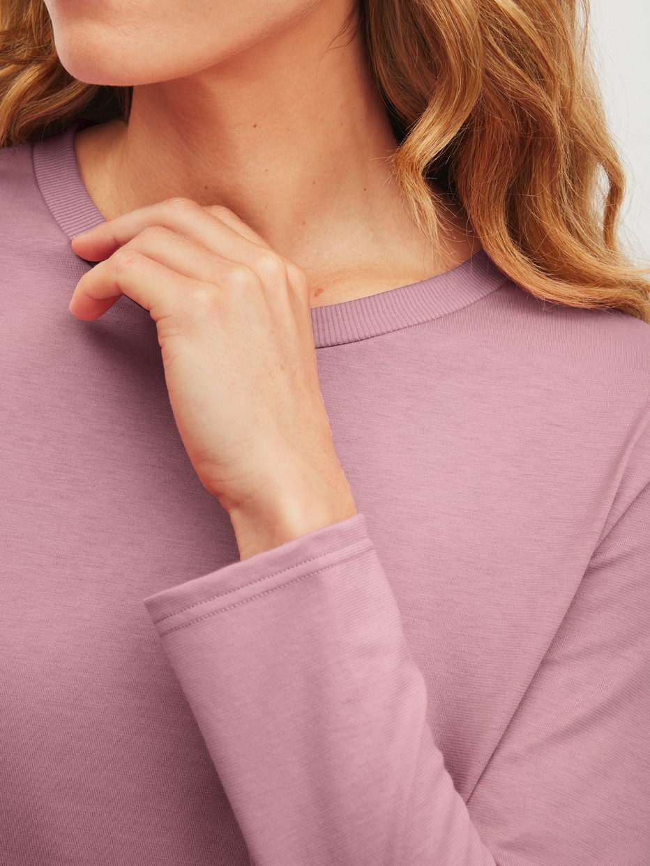 Damen-Model trägt Pyjama, lang aus 100% Baumwolle in Rosa, Gemustert aus Serie Cotton Special von CALIDA, Detail