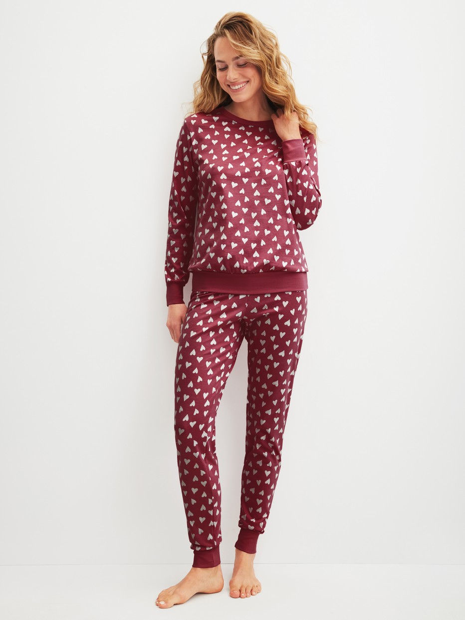 Damen-Model trägt Bündchen-Pyjama aus 100% Baumwolle in Rot, Einfarbig aus Serie Cotton Special von CALIDA, Vorderansicht