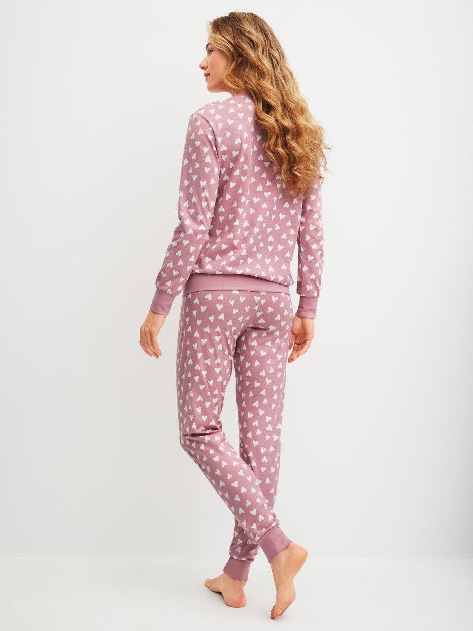 Damen-Model trägt Bündchen-Pyjama aus 100% Baumwolle in Rosa, Gemustert aus Serie Cotton Special von CALIDA, Rückansicht