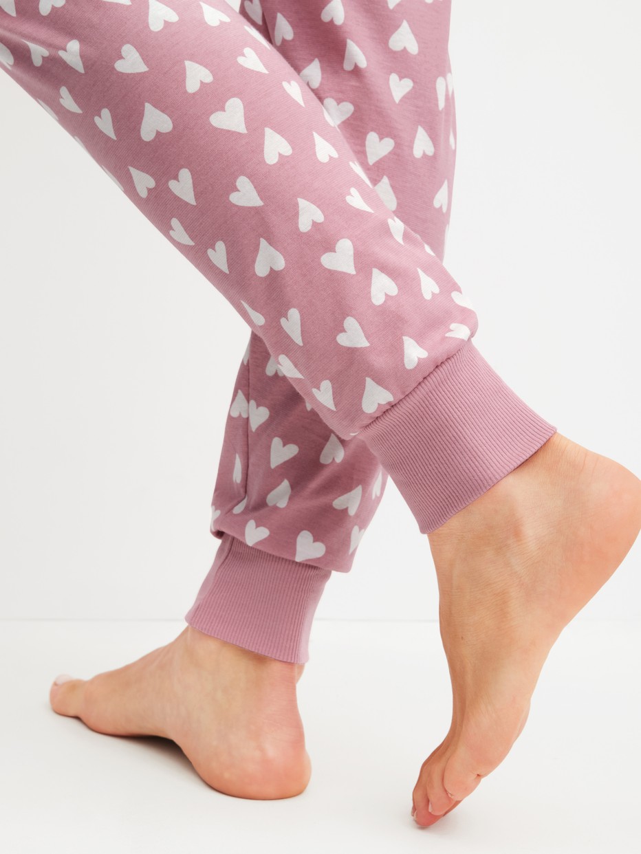 Damen-Model trägt Bündchen-Pyjama aus 100% Baumwolle in Rosa, Gemustert aus Serie Cotton Special von CALIDA, Detail