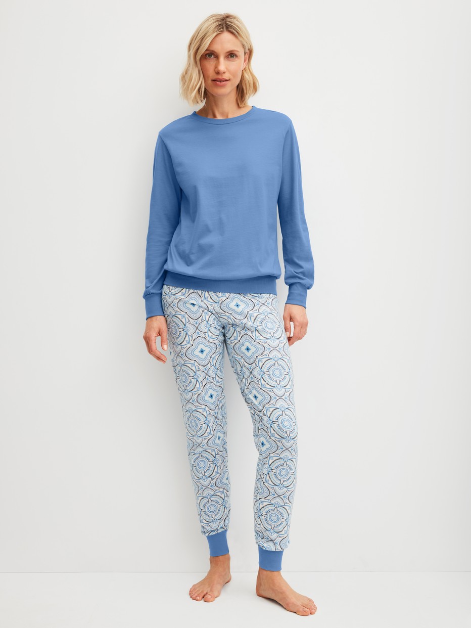 Damen-Model trägt Bündchen-Pyjama aus 100% Baumwolle in Blau, Gemustert aus Serie Cotton Special von CALIDA, Vorderansicht