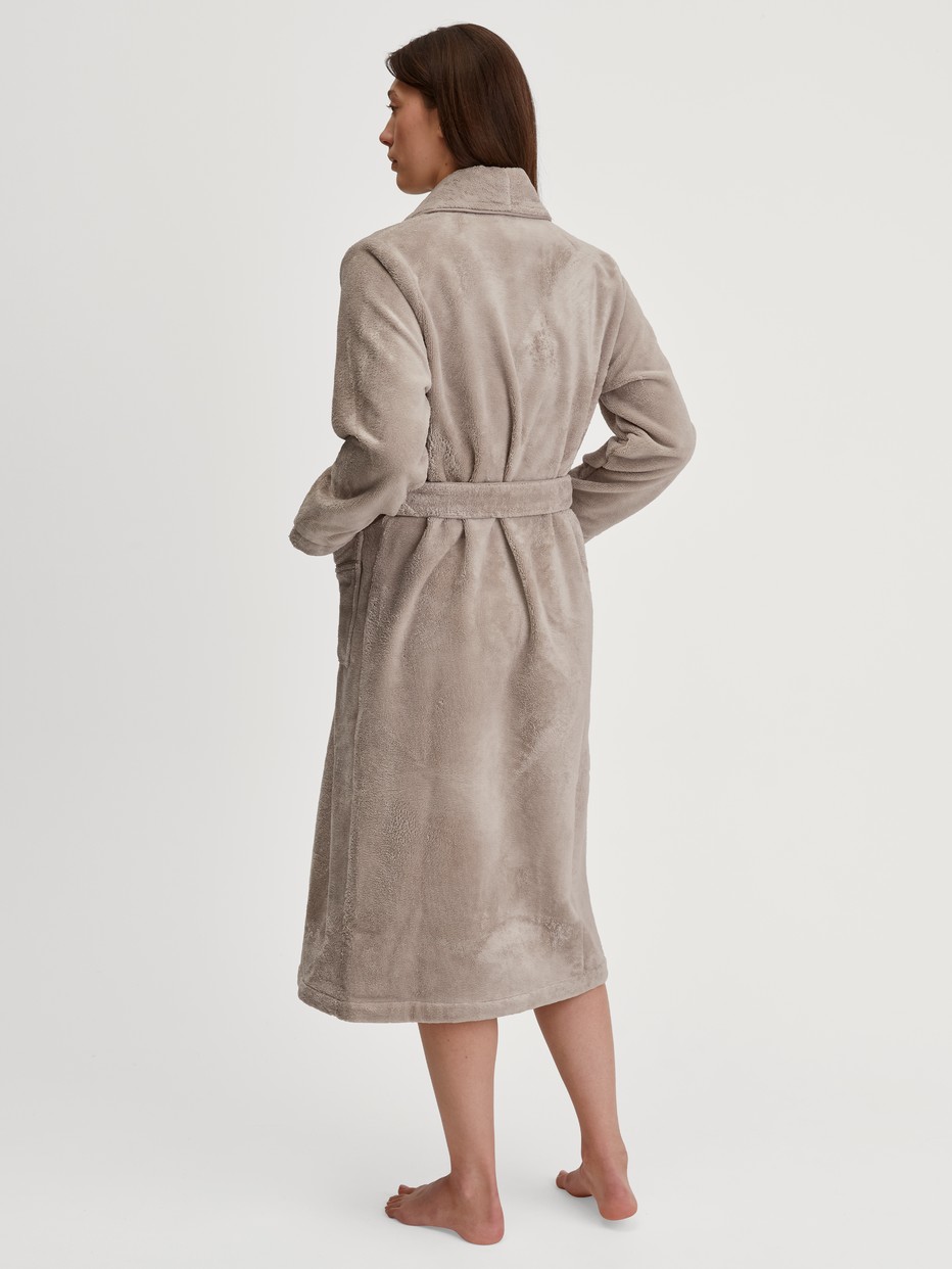 Le mannequin Femme porte le/la Peignoir 120 cm en Coton de couleur Beige, Unicolore, de la série Lounge Element de CALIDA, Vue arrière