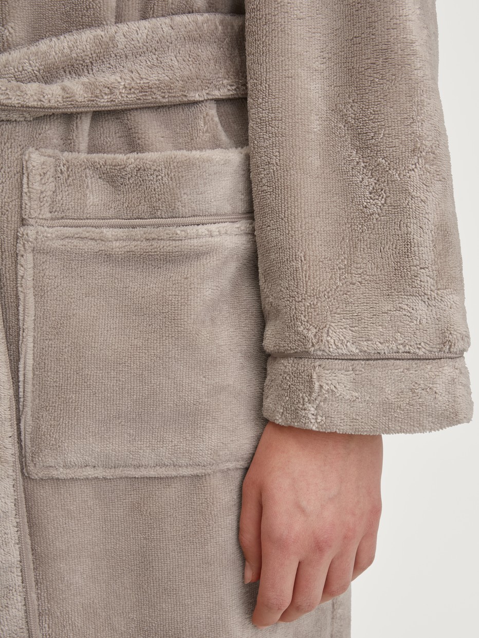 Le mannequin Femme porte le/la Peignoir 120 cm en Coton de couleur Beige, Unicolore, de la série Lounge Element de CALIDA, Détail