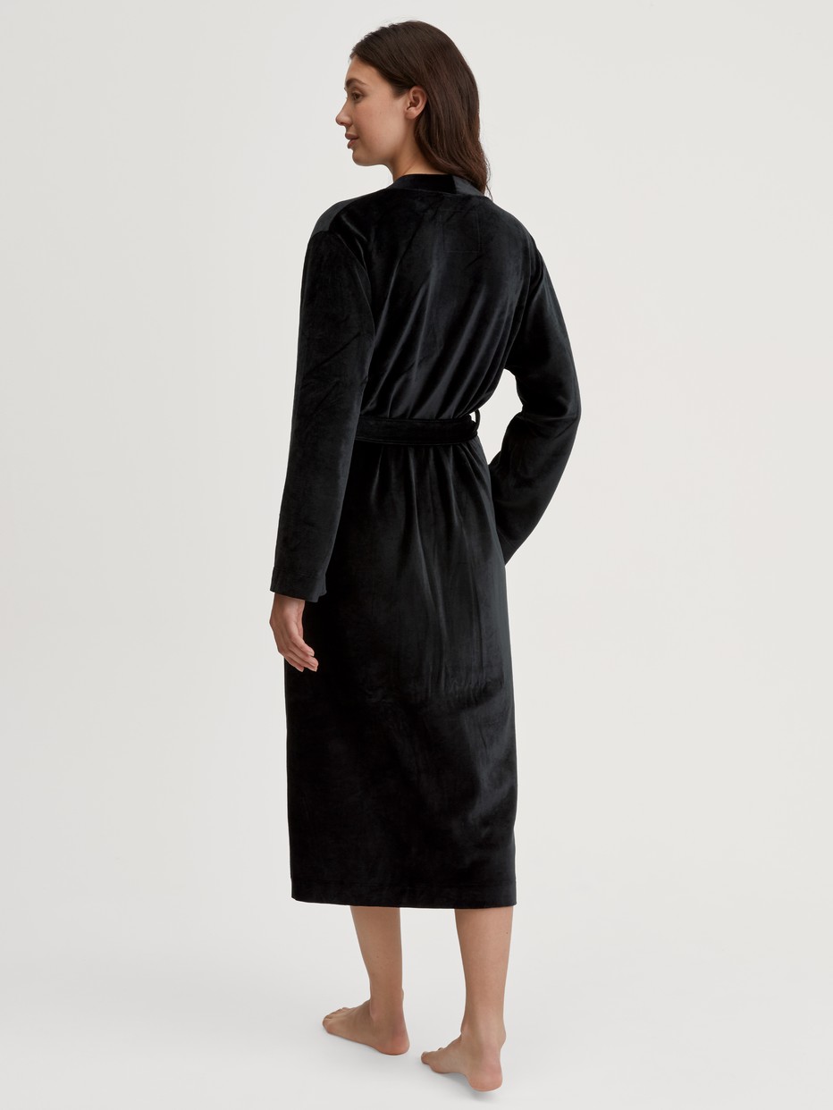 Le mannequin Femme porte le/la Kimono en velours – Longueur 125 cm en Coton de couleur Noir, Unicolore, de la série Favourites Seduction de CALIDA, Vue arrière