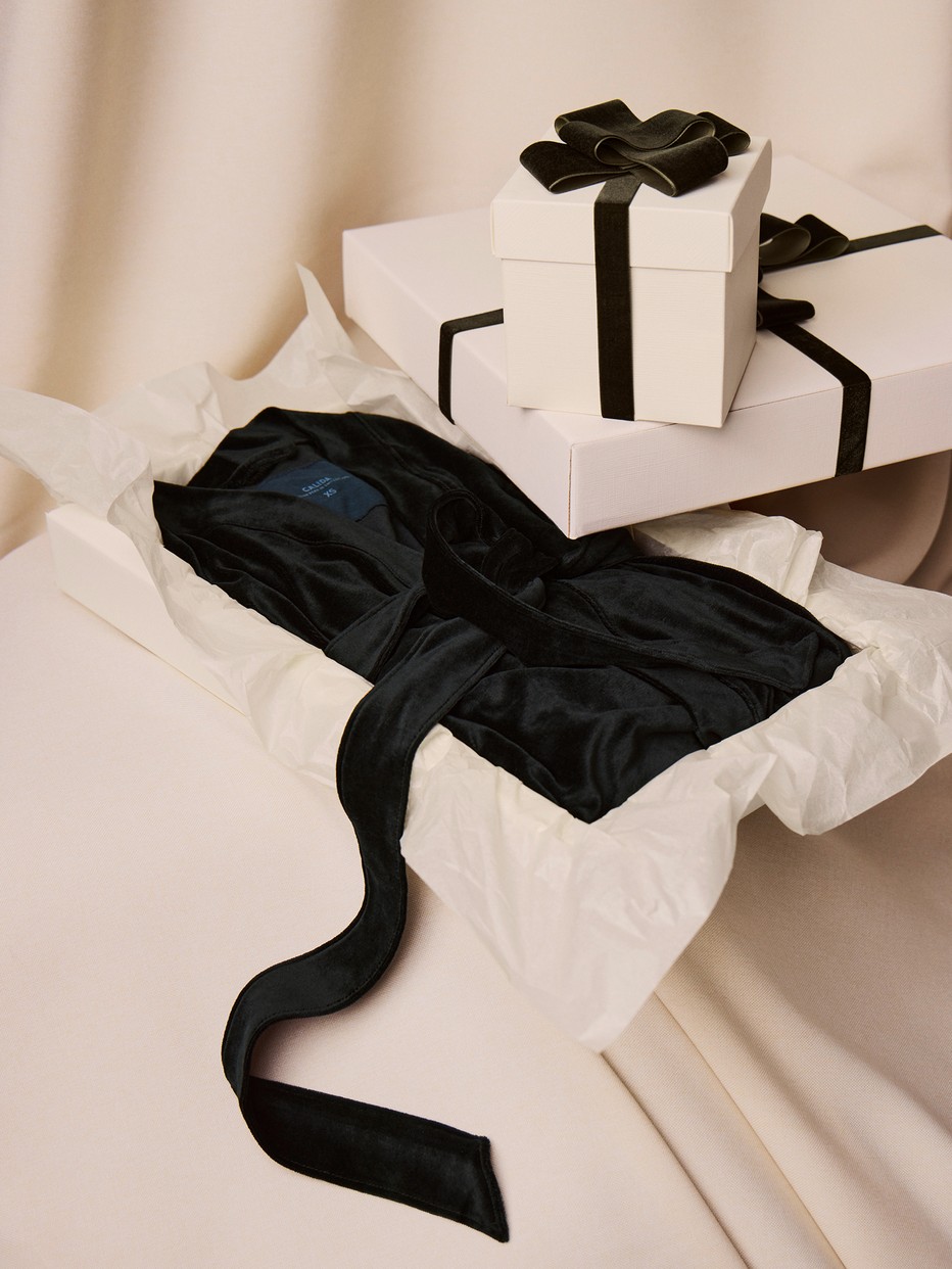 Femme - Kimono en velours – Longueur 125 cm en Coton de couleur Noir, Unicolore, de la série Favourites Seduction de CALIDA, Détail