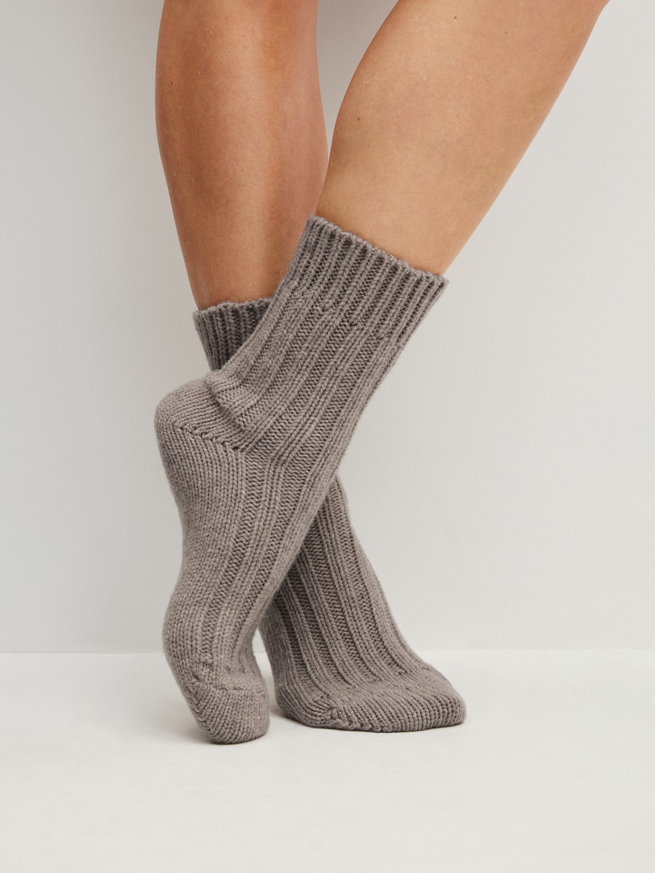 Damen-Model trägt Stricksocken aus Wolle in Braun,  aus Serie Alpine M&M von CALIDA, Vorderansicht