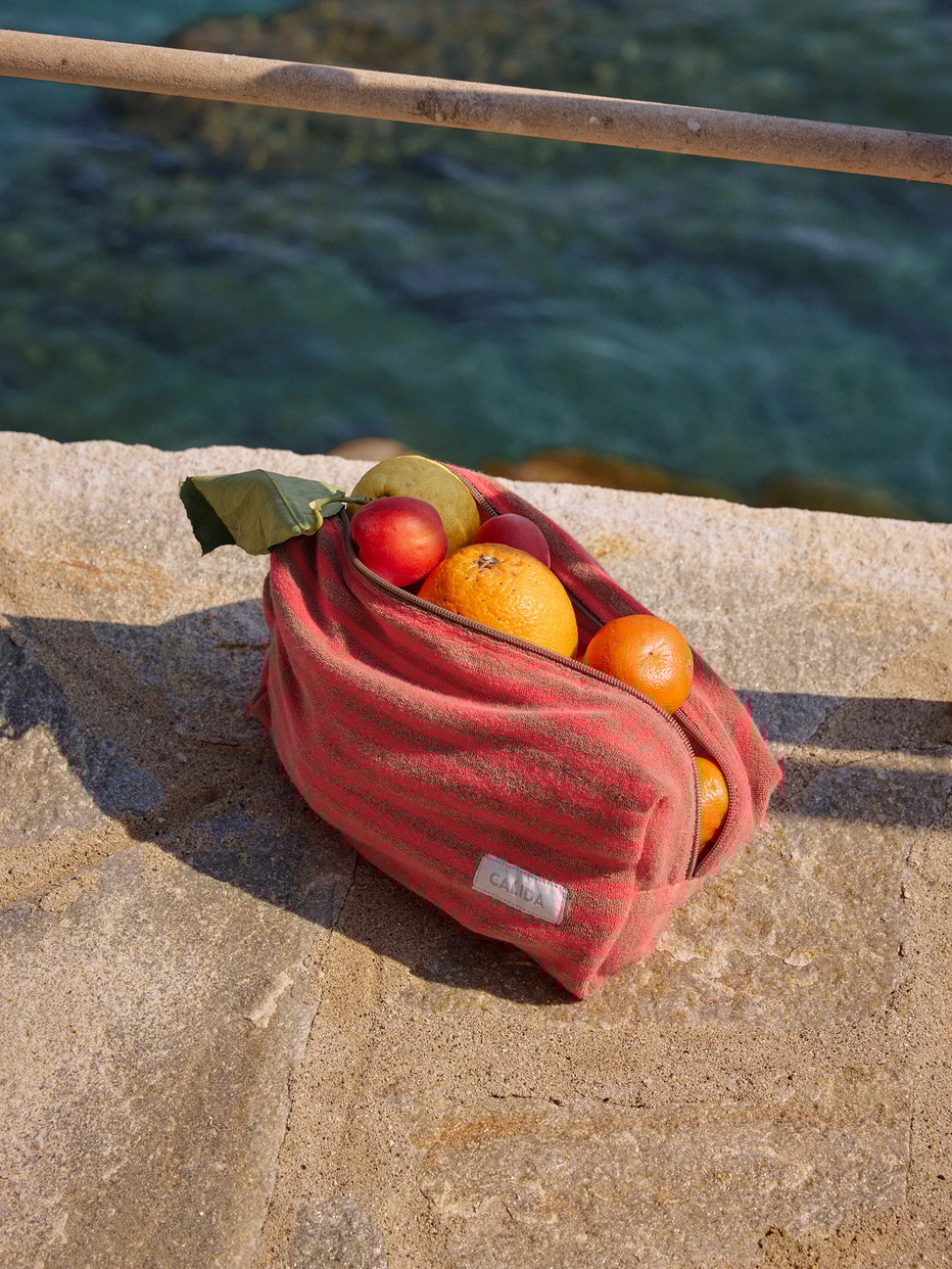 Damen-Model trägt Kosmetiktasche aus Terry aus Baumwolle in Braun, Gestreift aus Serie Lounge Stripe von CALIDA, Zusatzbild