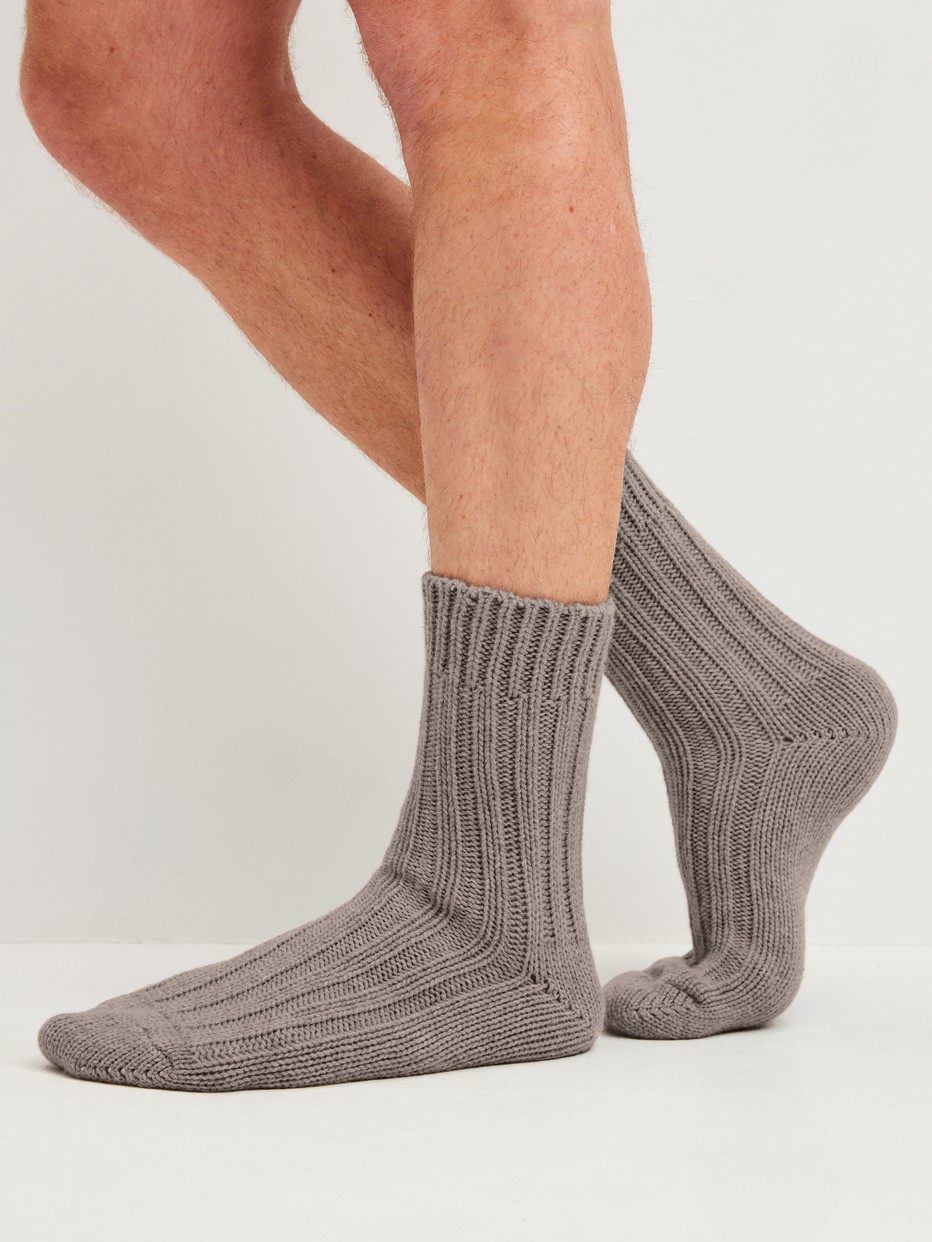 Herren-Model trägt Wollsocken aus Wolle in Braun, Einfarbig aus Serie RMX Flannel Mood von CALIDA, Vorderansicht