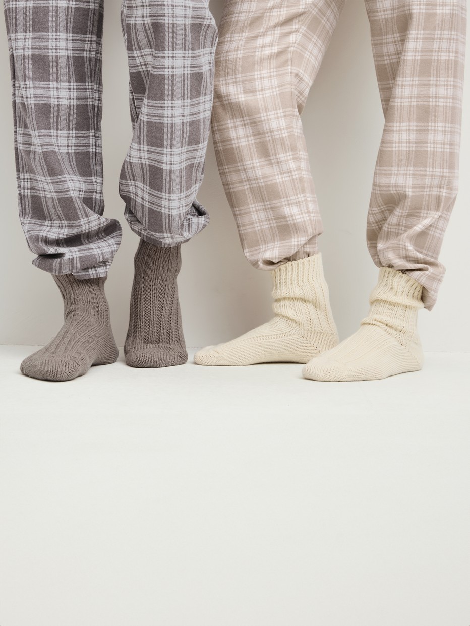 Herren-Model trägt Wollsocken aus Wolle in Braun, Einfarbig aus Serie RMX Flannel Mood von CALIDA, Zusatzbild