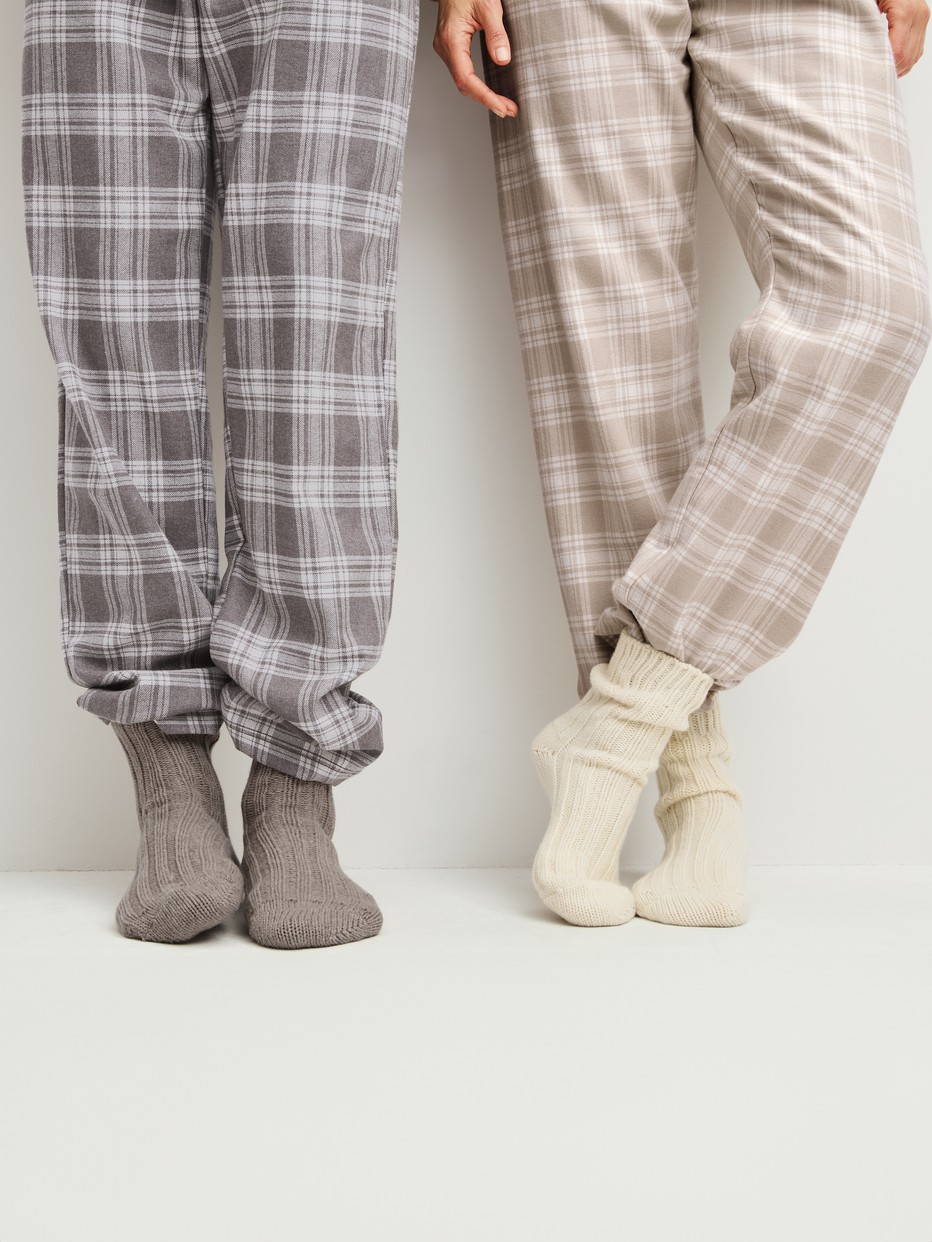 Herren-Model trägt Wollsocken aus Wolle in Braun, Einfarbig aus Serie RMX Flannel Mood von CALIDA, Zusatzbild