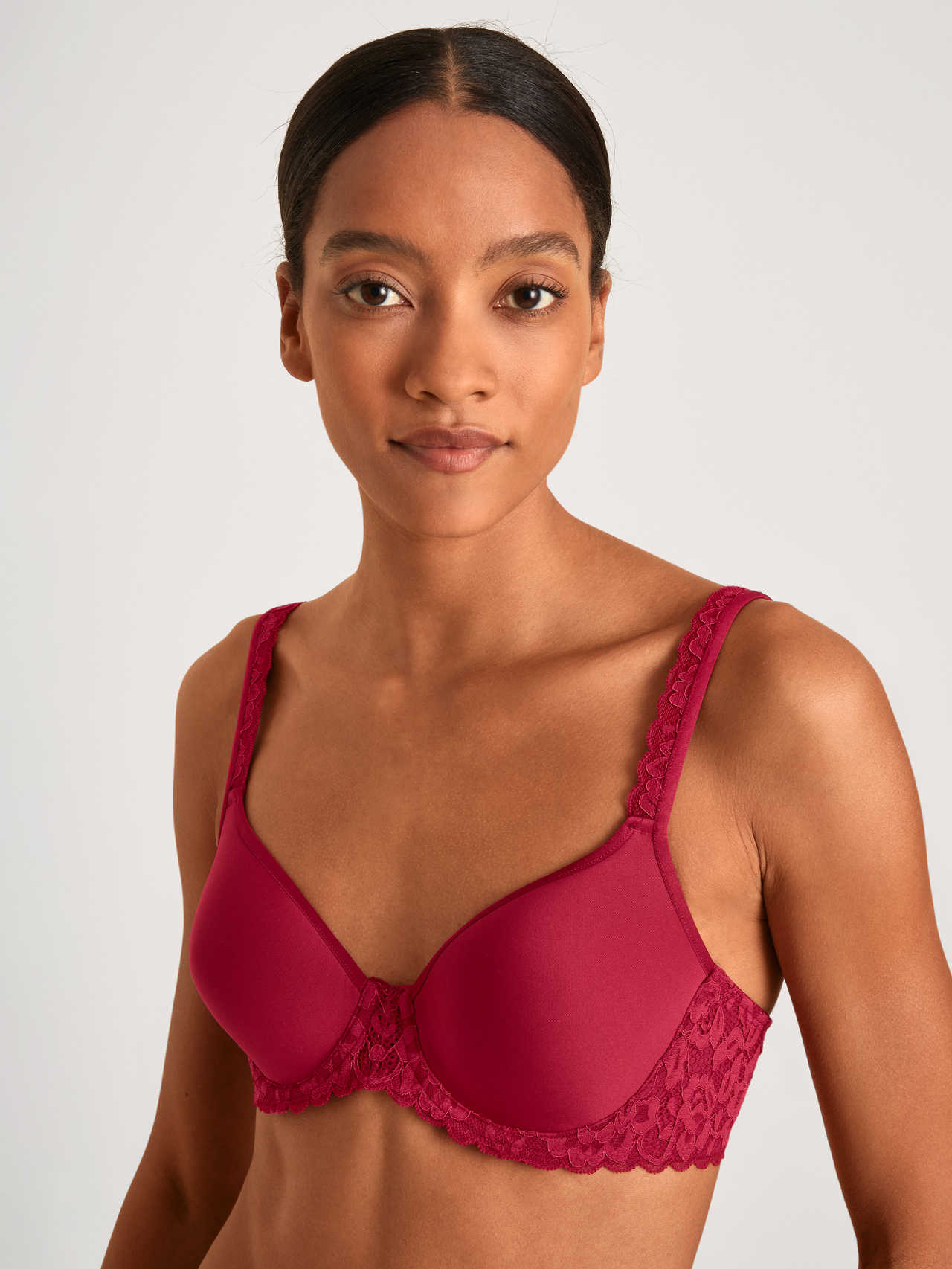 CALIDA Natural Comfort Lace Spacer-BH mit Bügel, Komfort Rückenfür Damen, 70E, Rot, Spitze trifft Komfort – feminin, formschön und rundum bequem