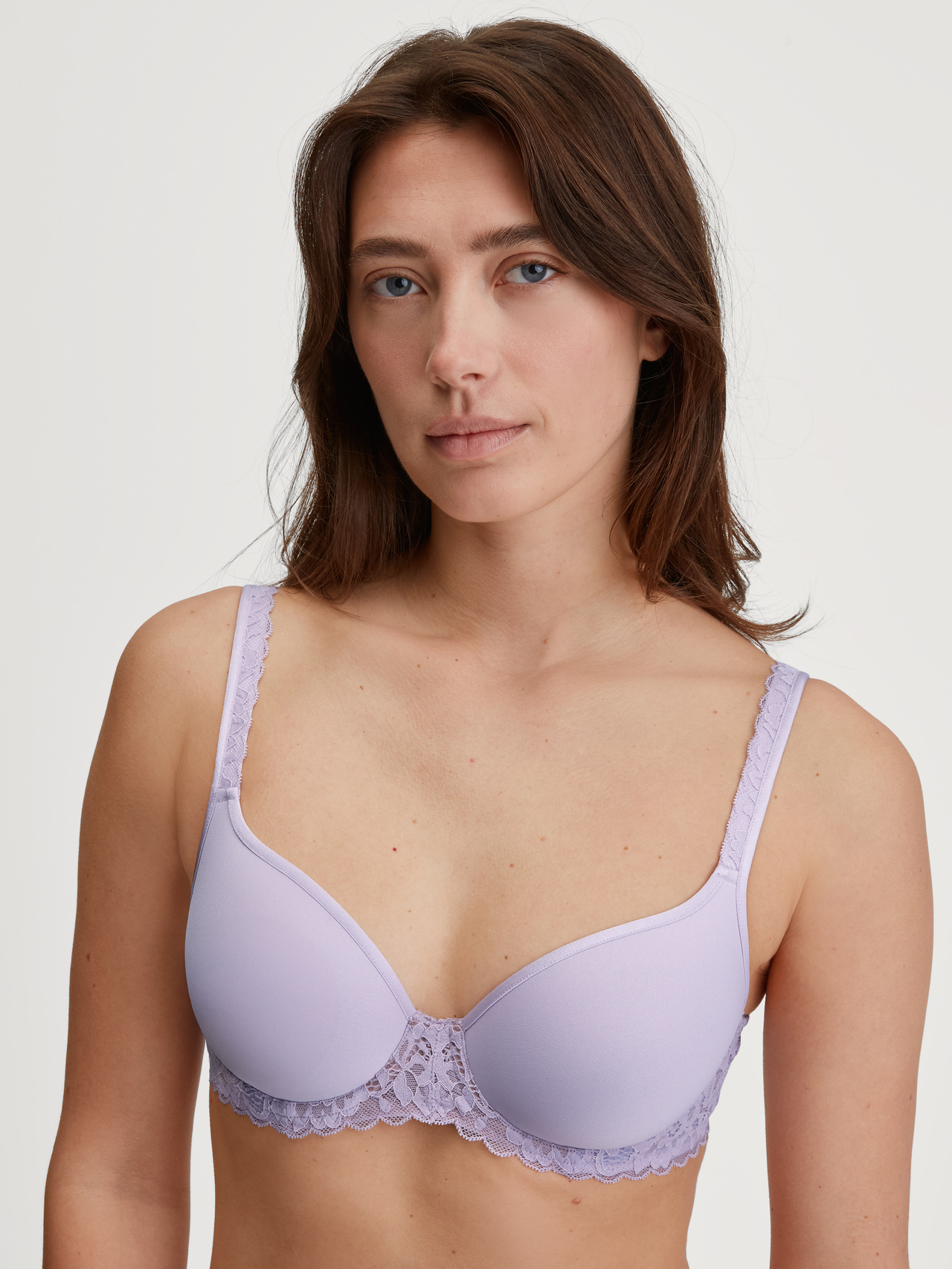 CALIDA Natural Comfort Lace Spacer-BH mit Bügel, Komfort Rückenfür Damen, 90B, Violett, Spitze trifft Komfort – feminin, formschön und rundum bequem