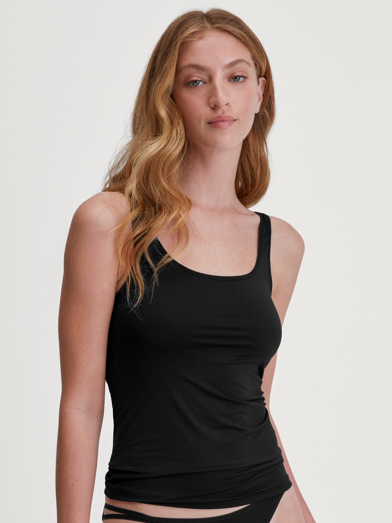 CALIDA Sleek Skin Tank-Topfür Damen, M, Schwarz, Leicht wie Luft, weich wie Seide – das perfekte Drunter-Top