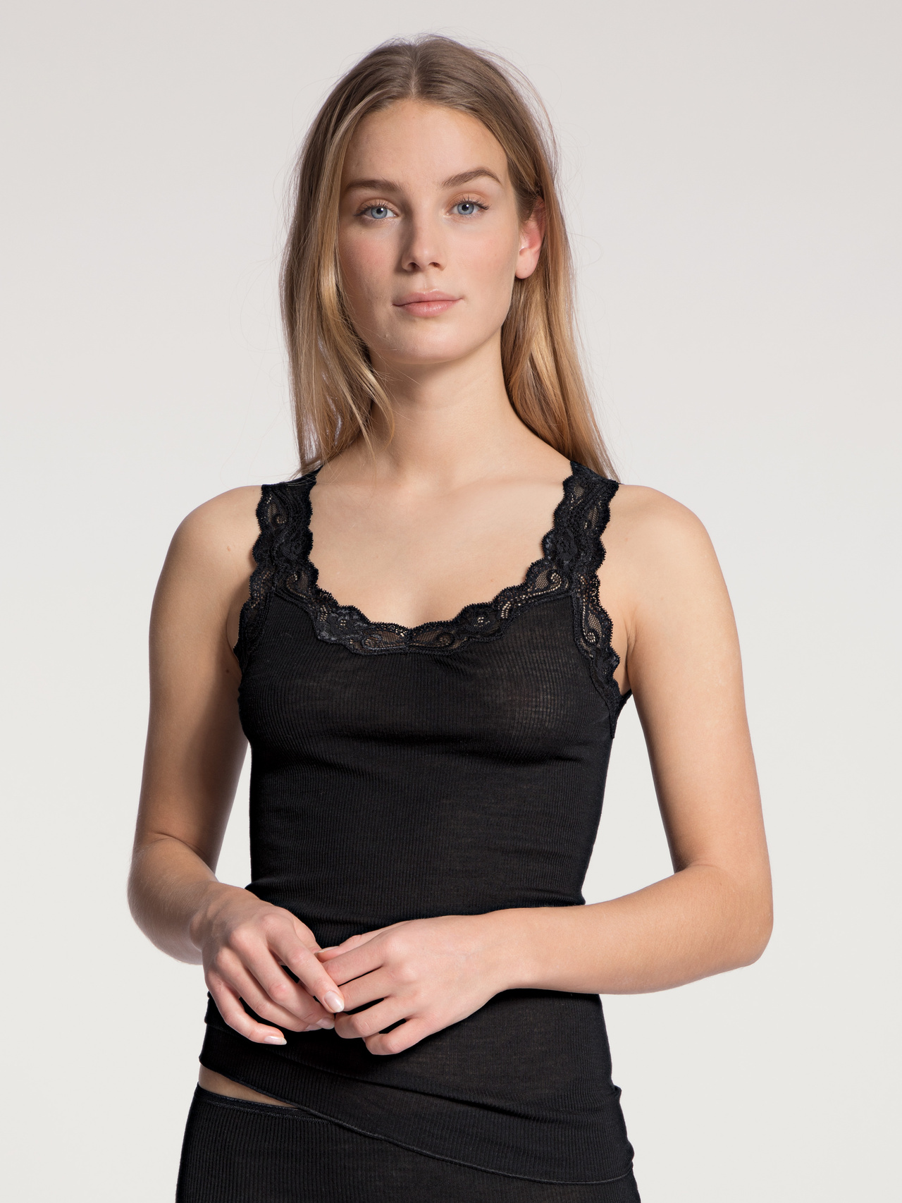 CALIDA Richesse Lace Tank-Top, Wolle & Seidefür Damen, L, Schwarz, Ein Tagtraum aus wärmender Wolle, wertvoller Seide und zarter Spitze