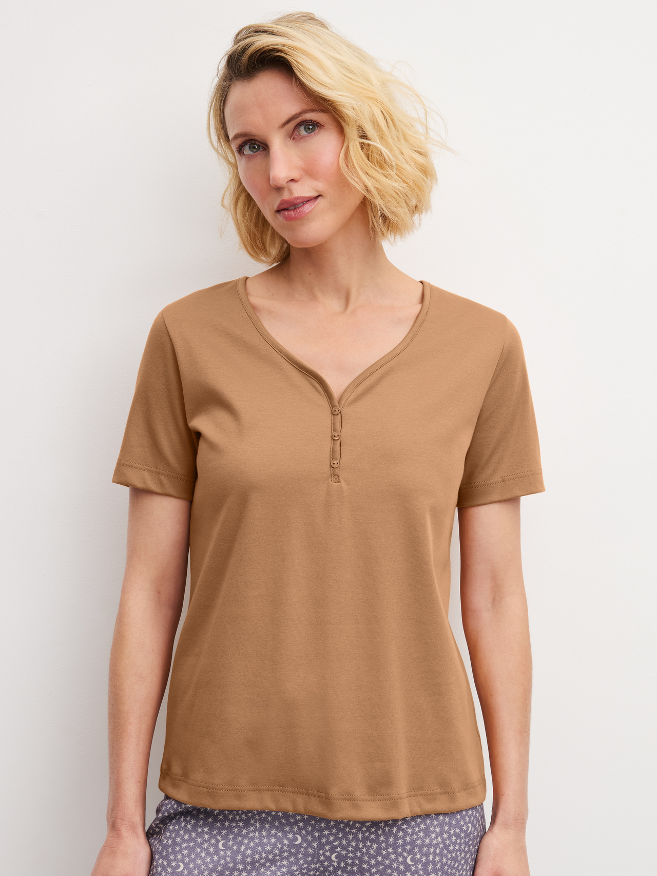 CALIDA Sleep Over M&M Kurzarm-Shirtfür Damen, S, Braun, Zeitlose Silhouette mit klarer Knopfleiste und legerer Passform