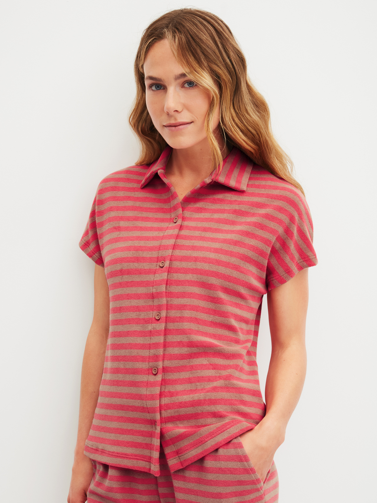 CALIDA Lounge Stripe Kurzarm-Shirt mit Knöpfen aus Terryfür Damen, S, Braun,Rosa, Entspannte Frottée-Loungewear mit zeitlosem Streifenlook