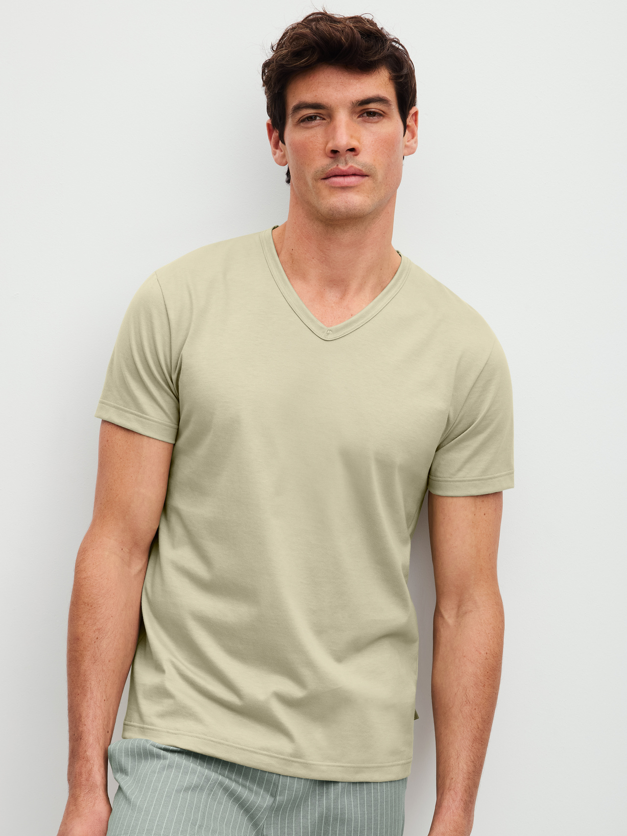 CALIDA RMX Sleep Leisure Kurzarm-Shirtfür Herren, XXL, Grün, Maskuline Silhouette mit klarer V-Ausschnitt-Form und zeitloser Eleganz