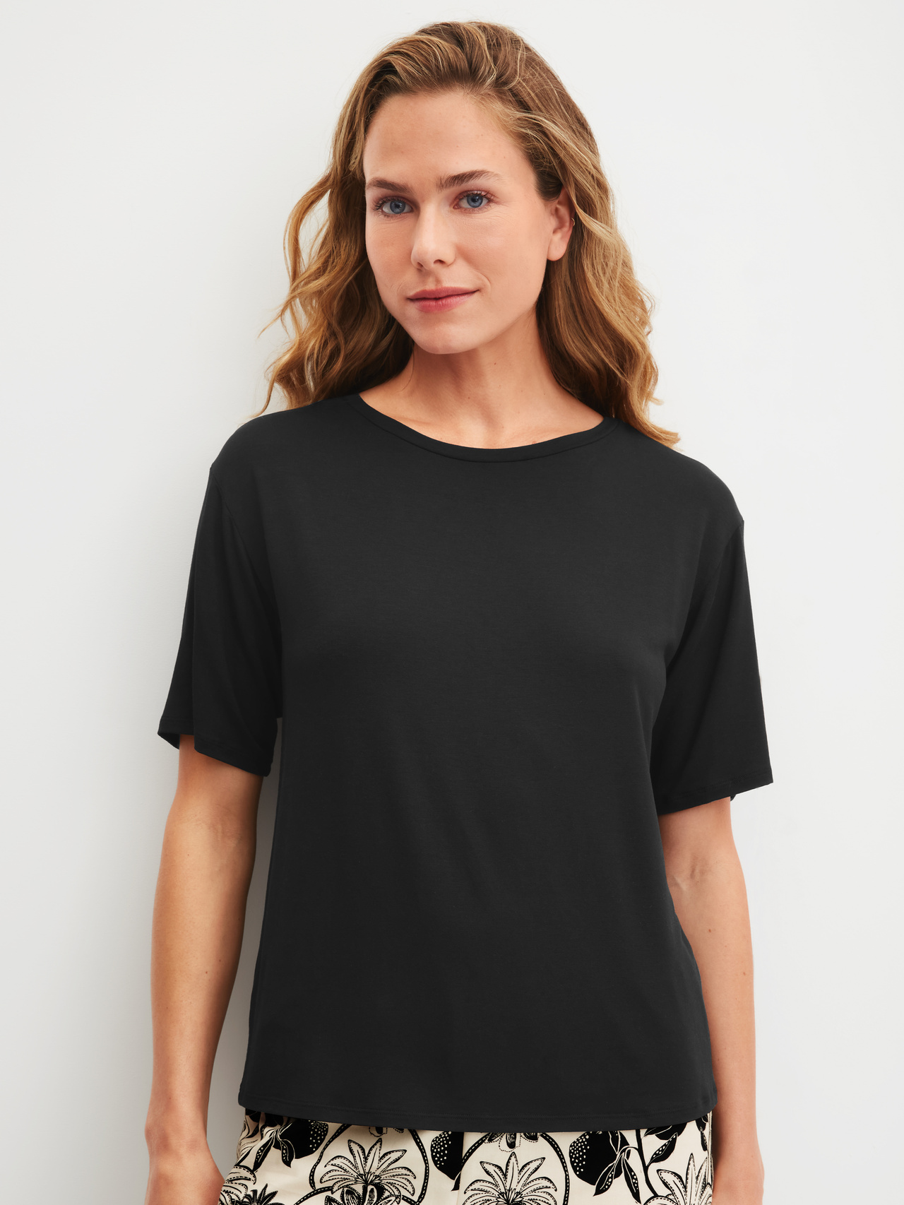 CALIDA Favourites Layering Kurzarm-Shirtfür Damen, XXS, Schwarz, Weiches Modal-Shirt mit elegantem Fall und temperaturbalancierenden Eigenschaften