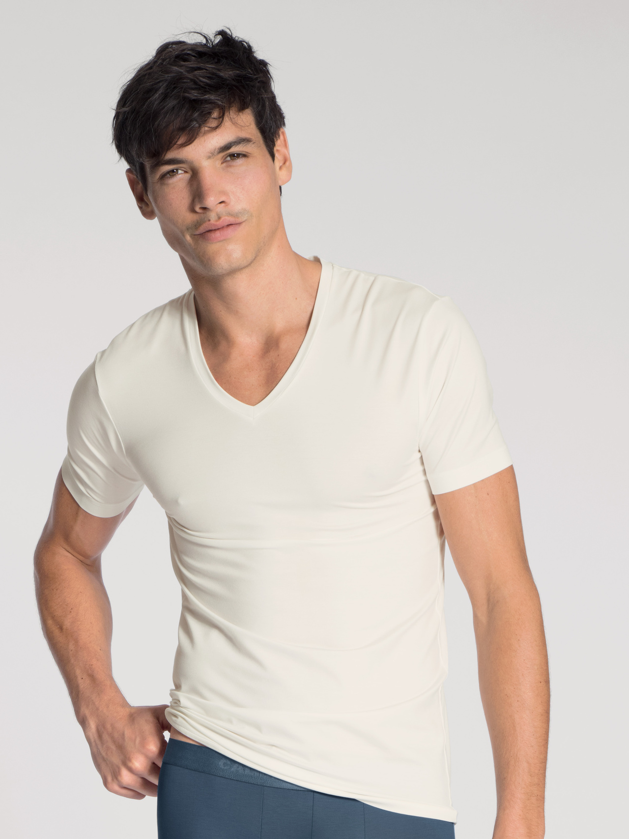 CALIDA Circular Day T-Shirt, V-Neckfür Herren, S, Weiß, Leicht, kühlend und kreislauffähig – für den perfekten Tag