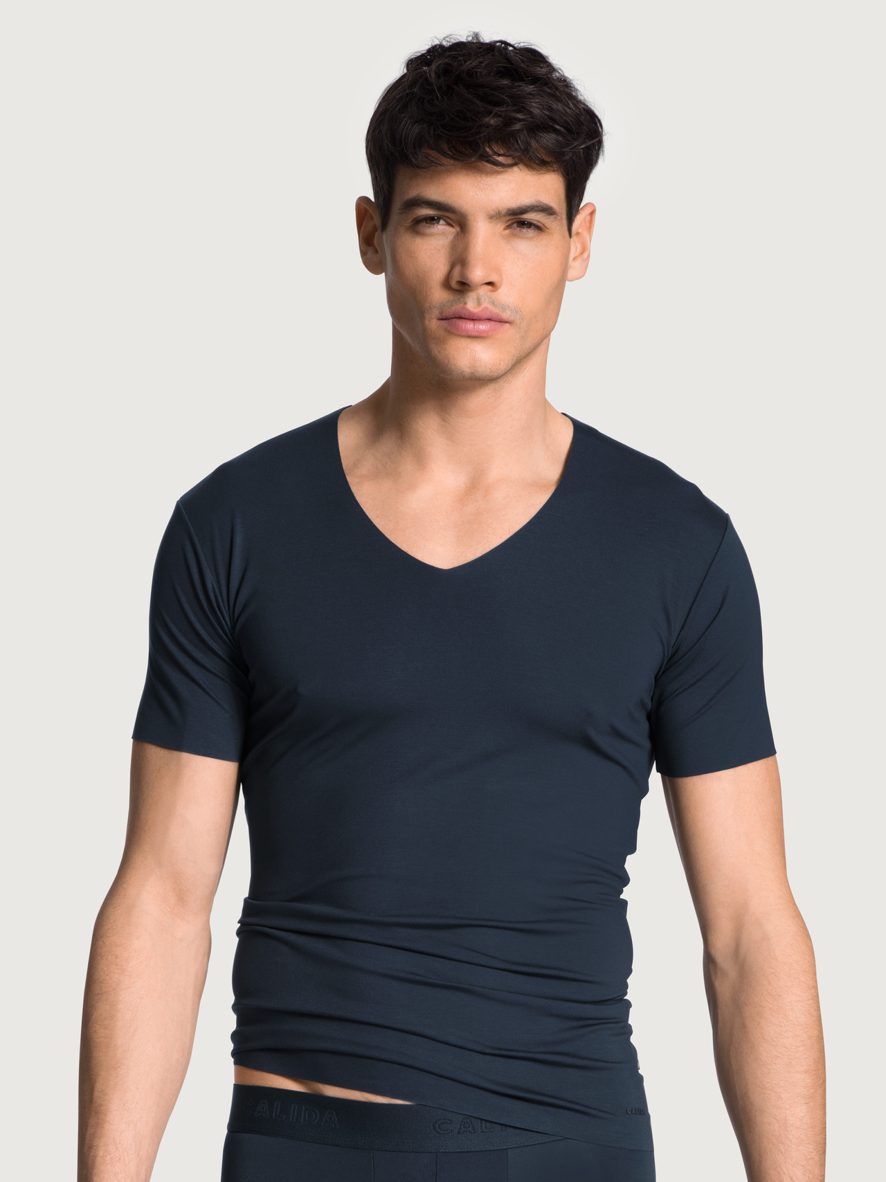 CALIDA Clean Line Kurzarm-Shirt, V-Neckfür Herren, L, Blau, Fantastische Funktionalität in Bestform
