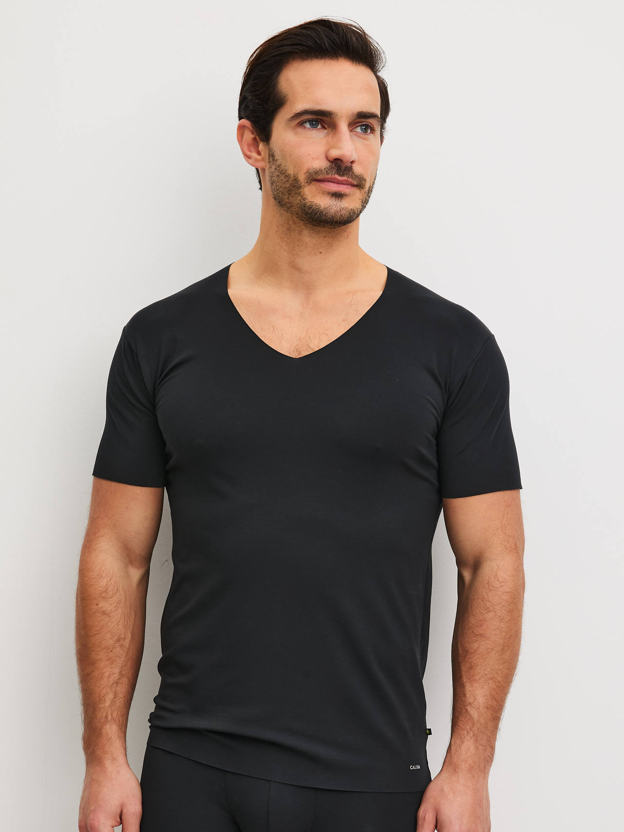 CALIDA Clean Line Kurzarm-Shirt, V-Neckfür Herren, L, Schwarz, Maskuline Silhouette mit klarem V-Ausschnitt und präziser Passform