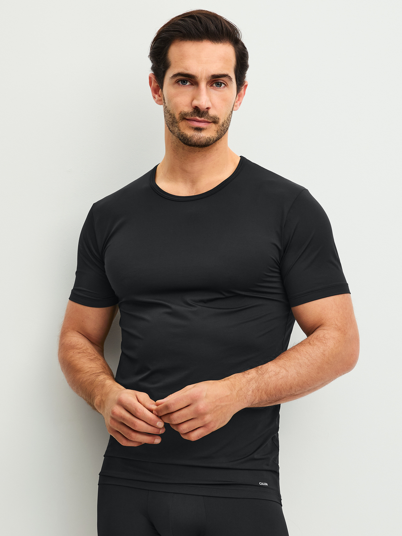 CALIDA Micro Stretch Kurzarm-Shirtfür Herren, L, Schwarz, Moderne Passform mit klarer Silhouette und rundem Ausschnitt