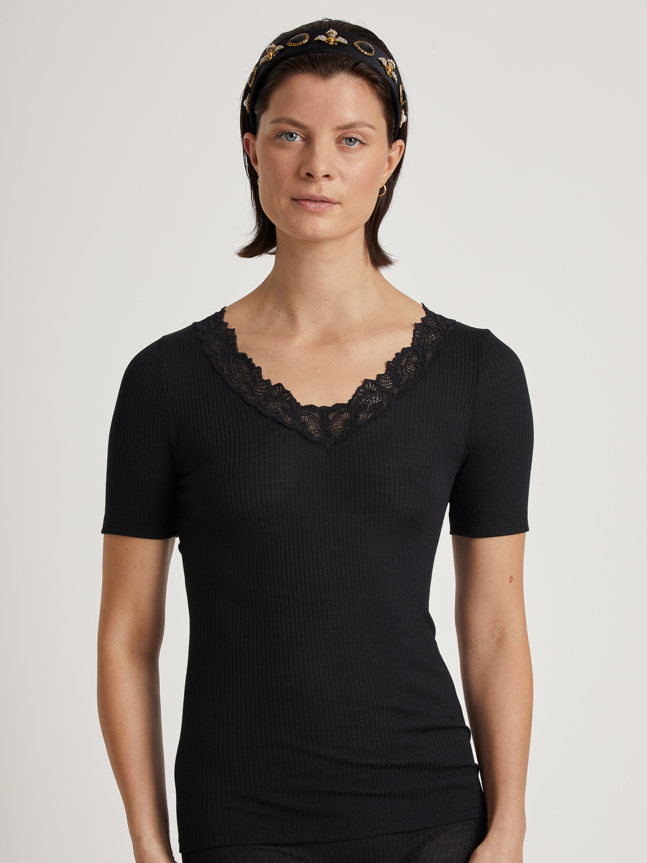 CALIDA Silky Wool Joy Kurzarm-Shirt aus Wolle-Seidefür Damen, XS, Schwarz, Optimaler Baselayer für jeden Anlass