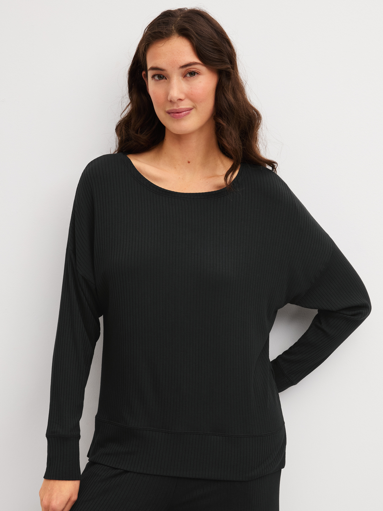 CALIDA Feminine Lounge Langarm-Shirt aus TENCEL™ Modalfür Damen, L, Schwarz, Elegante Silhouette mit markanter Rippenstruktur und lockerem Rundhals