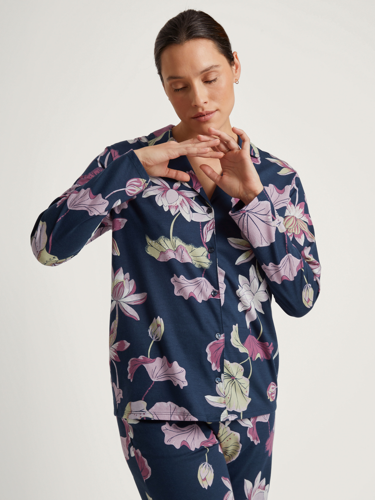 CALIDA Favourites Glow Langarm-Shirt, durchgeknöpftfür Damen, M, Blau,Violett, Leuchtende Erholungsmomente mit vielfältigen Kombinationsmöglichkeiten