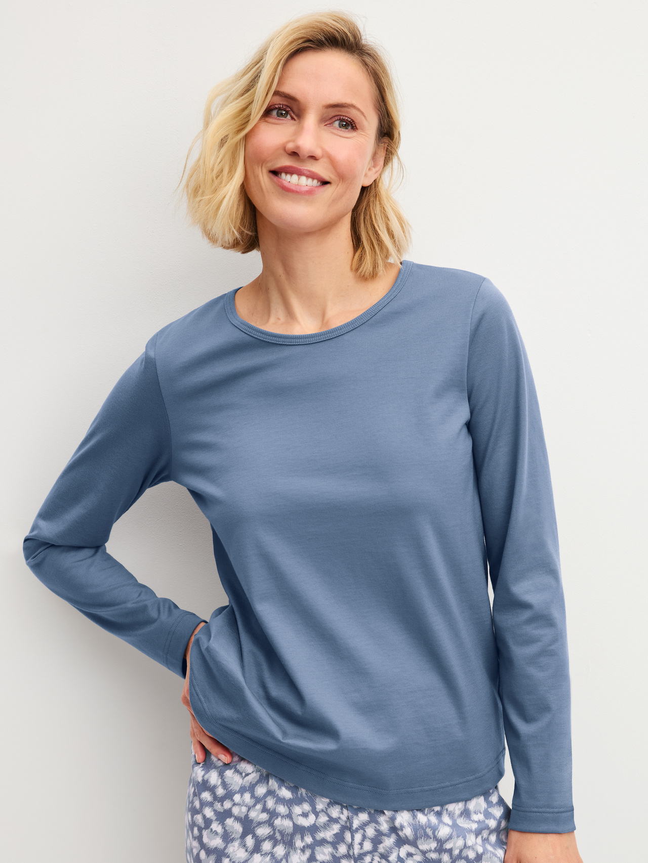 CALIDA Sleep Over M&M Langarm-Shirtfür Damen, S, Blau, Klar strukturierte Silhouette mit zeitloser Eleganz