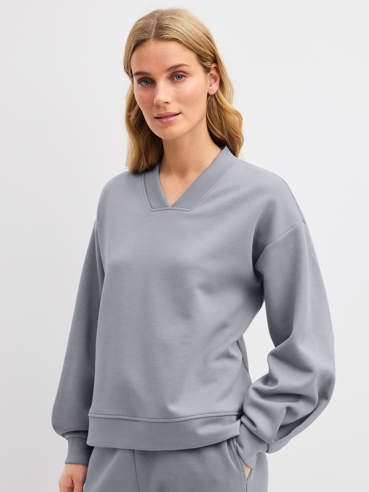CALIDA Natural Embrace Pulloverfür Damen, L, Grau, Zeitlose Silhouette mit präziser V-Ausschnitt-Form und klaren Linien