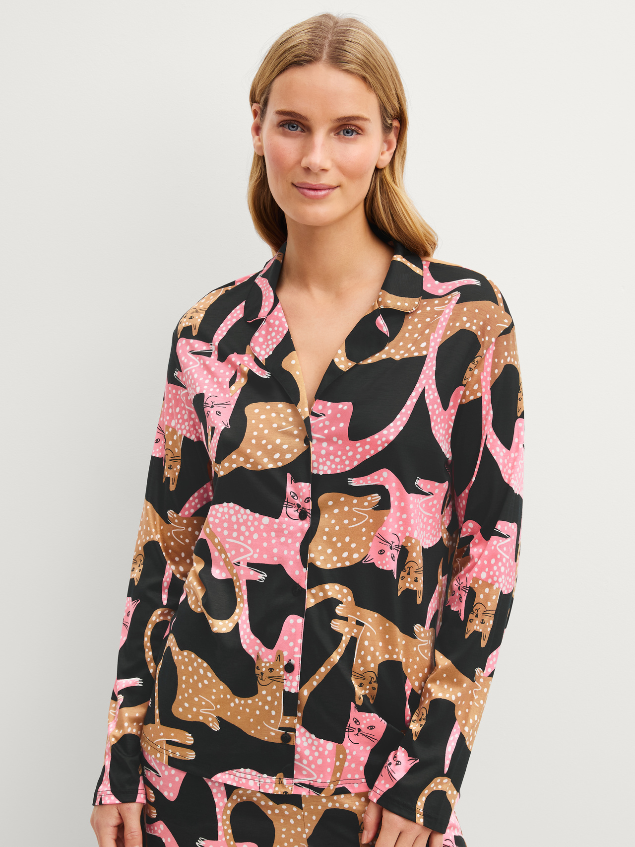 CALIDA Sleep Over M&M Langarm-Shirt mit Knöpfenfür Damen, XS, Schwarz, Ausdrucksstarker Schnitt mit Katzenprint