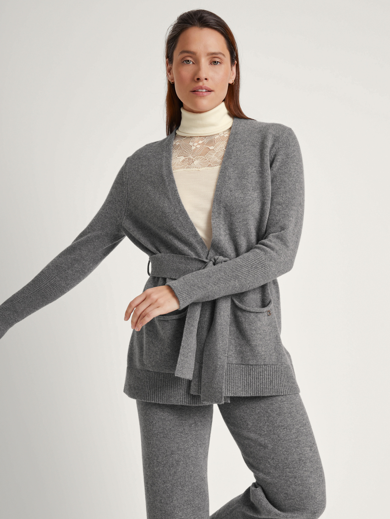 CALIDA The Cosy Collection Strickjacke aus Merinowollefür Damen, M, Grau, 100% Wolle zum rundum Wohlfühlen mit vielfältigen Stylemöglichkeiten