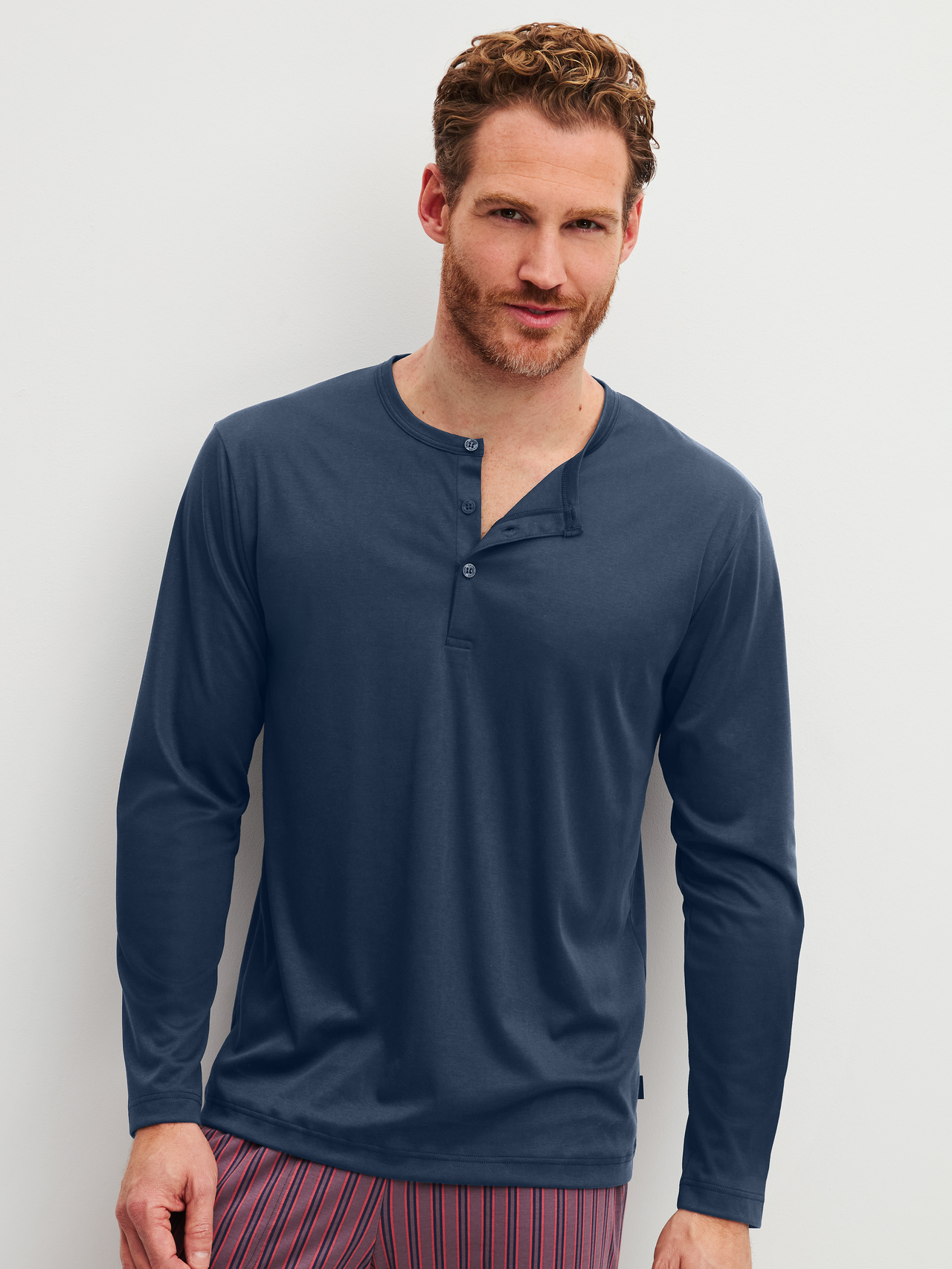 CALIDA RMX Sleep Superlight Langarm-Shirtfür Herren, S, Blau, Maskuline Silhouette mit markanter Knopfleiste und klarer Formgebung