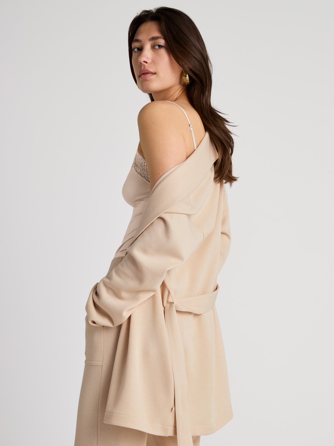 CALIDA Lounge Cosy Jacke mit Bindebandfür Damen, S, Beige, Luxuriöser Komfort trifft auf stilvolle Vielseitigkeit