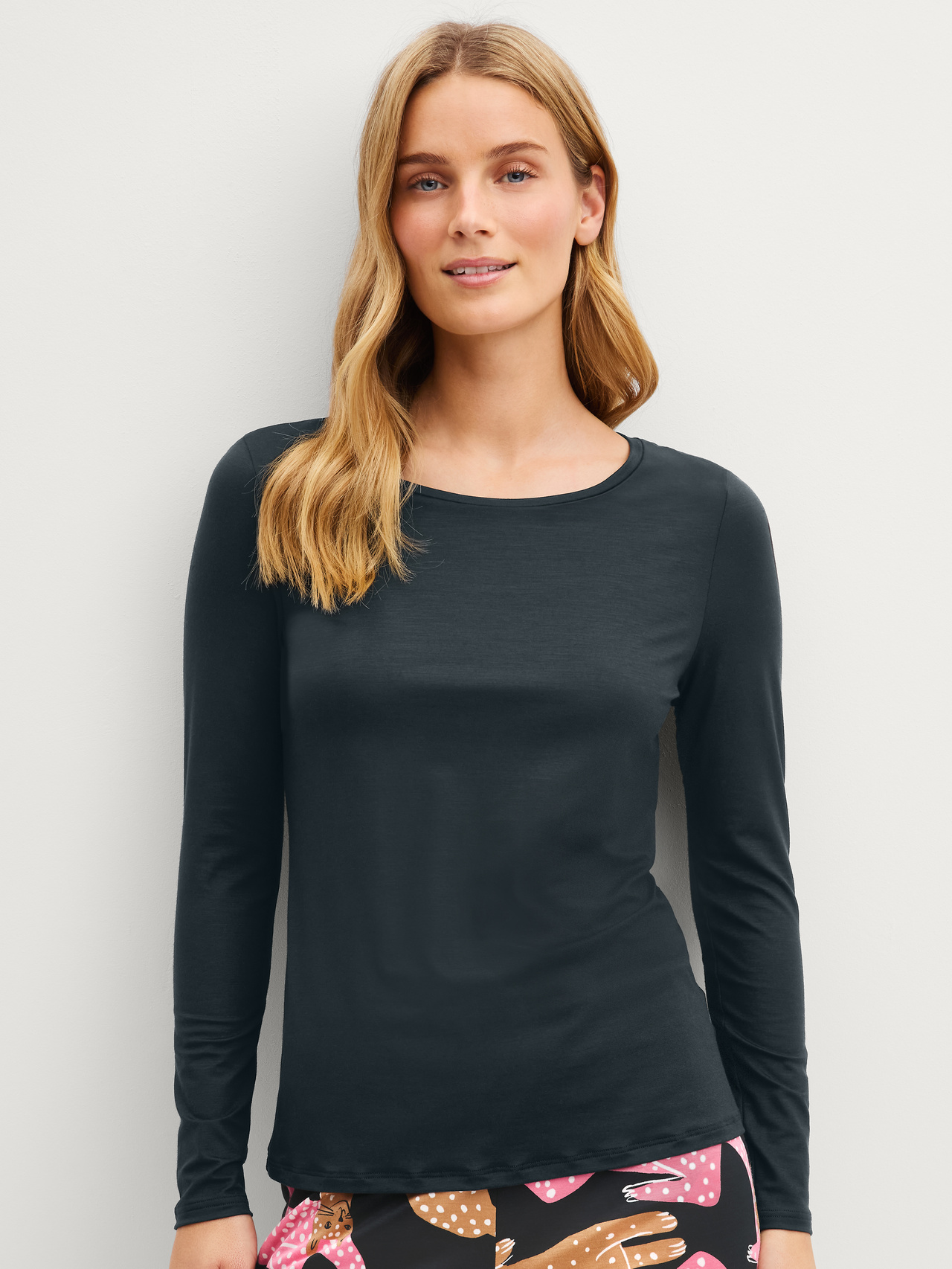 CALIDA Sleep Over M&M Langarm-Shirtfür Damen, M, Schwarz, Klassisch klare Silhouette mit zeitloser Eleganz
