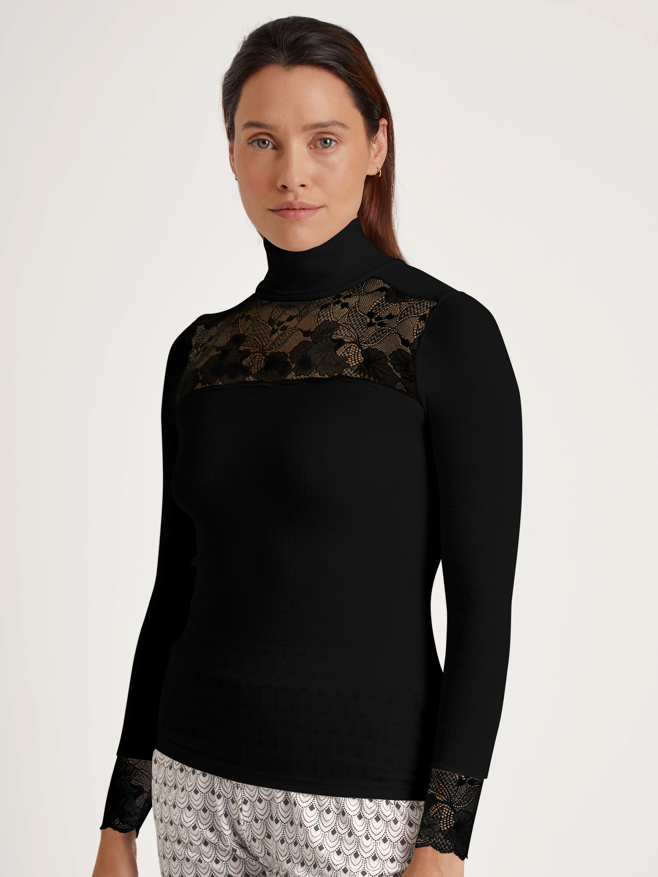 CALIDA Silky Wool Glam Langarm-Shirt mit Rollkragen aus Wolle-Seidefür Damen, L, Schwarz, Wärmender, edler Baselayer für jeden Anlass