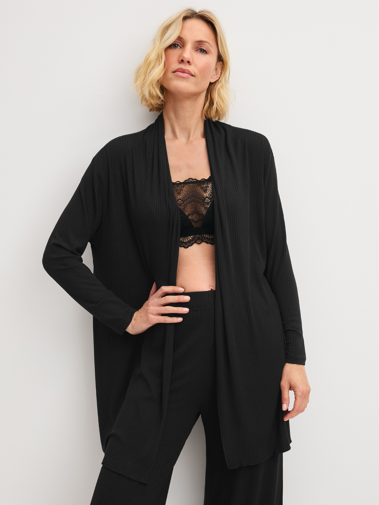 CALIDA Feminine Lounge Kimono aus TENCEL™ Modalfür Damen, XSS, Schwarz, Fließende Silhouette mit femininer Leichtigkeit und feiner Struktur