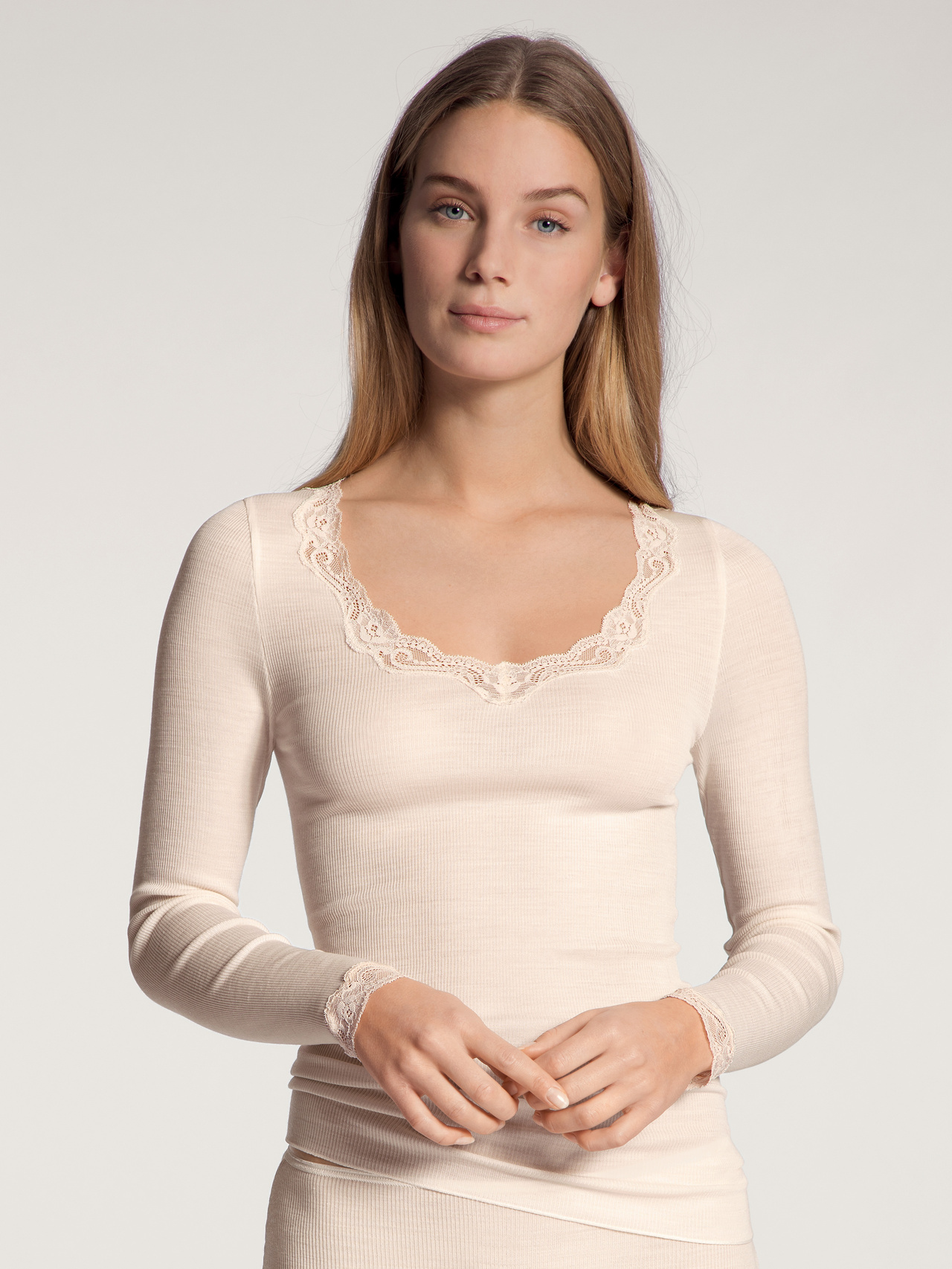 CALIDA Richesse Lace Langarm-Shirt aus Wolle & Seidefür Damen, S, Weiß, Ein Tagtraum aus wärmender Wolle, wertvoller Seide und zarter Spitze