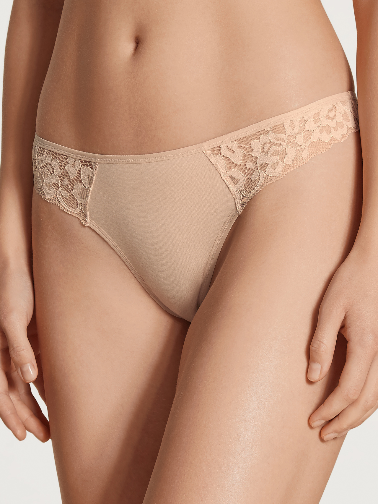 CALIDA Natural Comfort Lace String, low cutfür Damen, XS, Beige, Beste Baumwolle, zarte Spitze, kompromissloser Komfort